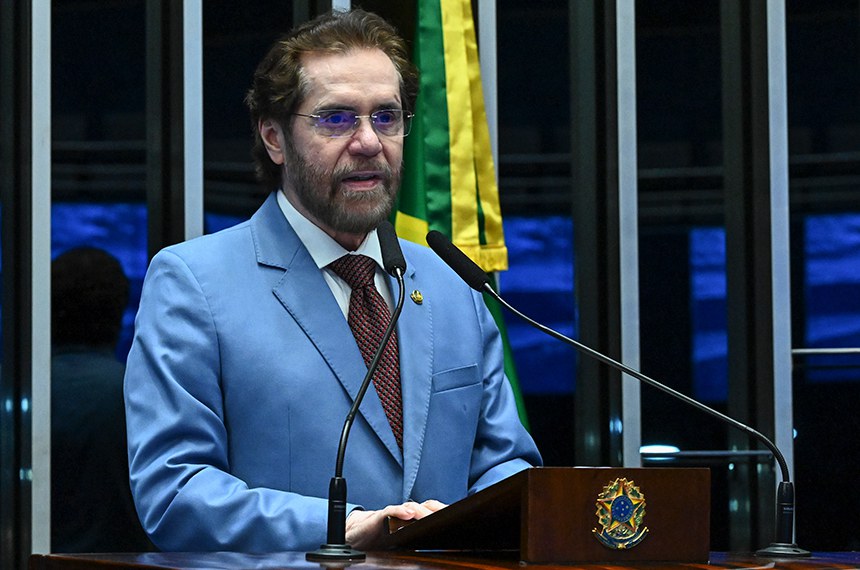 Em discurso, à tribuna, senador Plínio Valério (PSDB-AM).