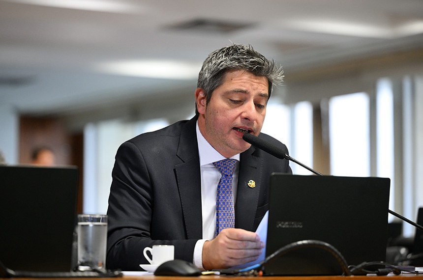 Senador Carlos Portinho (PL-RJ) em pronunciamento à bancada.