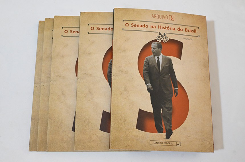 O décimo volume mostra, entre outros temas, que o Brasil teve senadores negros no tempo da escravidão; que o recrutamento militar nessa época era uma verdadeira “caçada humana” que tinha como alvo a população negra livre e pobre; que o Dia do Trabalho foi oficializado em 1924 com o objetivo de substituir greves e protestos por celebrações públicas; e que um foco de resistência armada no Rio Grande do Sul impediu que o país sofresse um golpe de Estado em 1961.