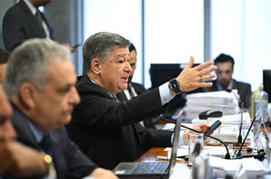 Em destaque, à mesa:
relator da CPMI - INSS, deputado Alfredo Gaspar (União-AL); 
presidente da CPMI - INSS, senador Carlos Viana (Podemos-MG).
