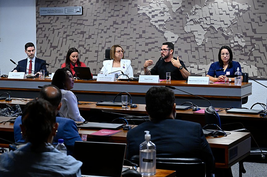 Mesa: 
presidente-executivo da Associação Latino-Americana de Autocuidado Responsável (Ilar), Juan Thompson;
presidente-executiva da Associação Brasileira da Indústria de Produtos para o Autocuidado em Saúde (Acessa), Cibele Zanotta;  
presidente eventual da CDH, senadora Jussara Lima (PSD-PI);
biólogo especialista em Plantas Medicinais pela Faculdade de Medicina da USP, Daniel Forjaz; 
gerente-geral de Tecnologia em Serviços de Saúde da (Anvisa), Márcia Gonçalves de Oliveira.