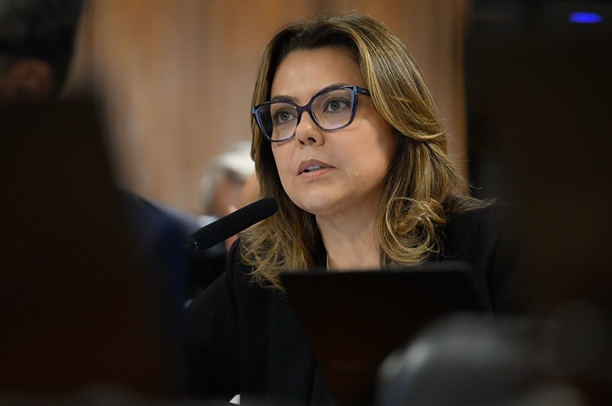 Em pronunciamento, à bancada, senadora Leila Barros (PDT-DF).