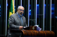 Após 22 anos como senador, Paim anuncia último mandato