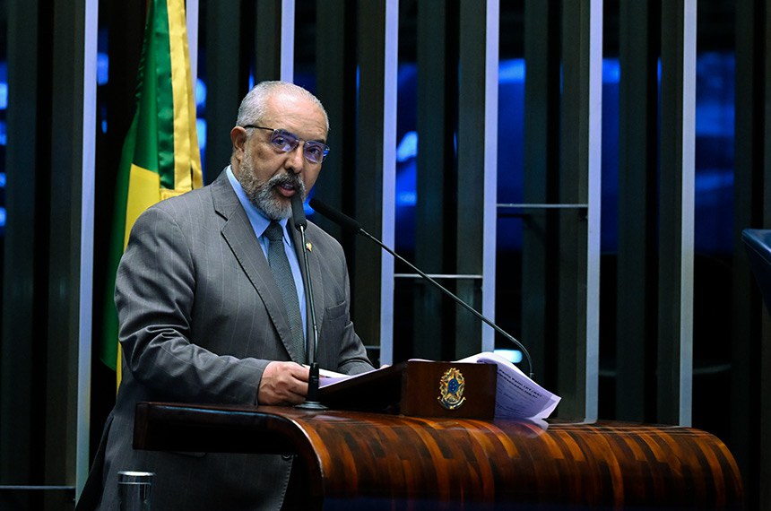 À tribuna, em discurso, senador Paulo Paim (PT-RS). 