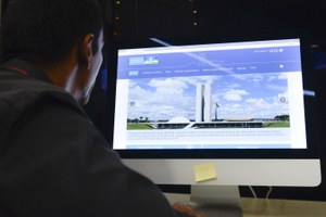 À esquerda, fotógrafo da Agência e Jornal do Senado, Jefferson Rudy.
