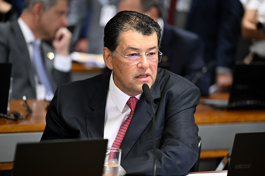 Em pronunciamento, à bancada, senador Eduardo Braga (MDB-AM).