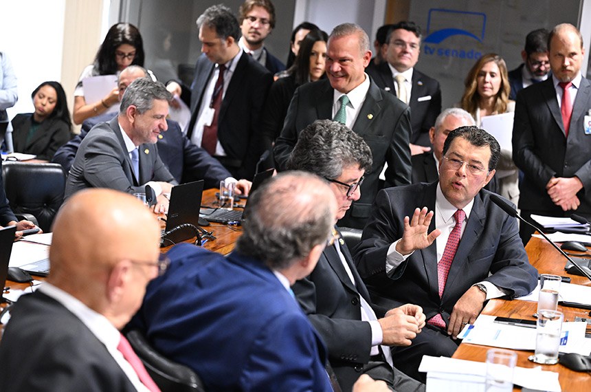 O relator em debate com senadores durante a votação da proposta na reunião desta terça - Foto: Edilson Rodrigues/Agência Senado