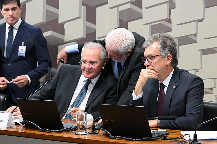 Autor da proposta e presidente da CAE, Renan Calheiros conversa com Jaques Wagner e Laércio Oliveira na reunião - Foto: Edilson Rodrigues/Agência Senado