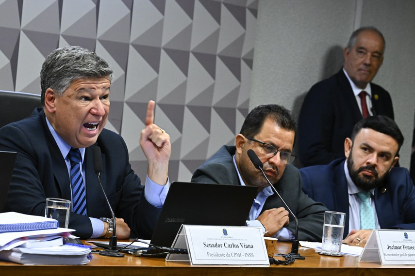 A prisão foi decretada pelo presidente da CPMI, senador Carlos Viana (E), ao lado de Jucimar Silva (C) - Foto: Waldemir Barreto/Agência Senado