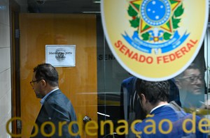 Após receber voz de prisão, ex-coordenador-geral de Pagamento de Benefícios do INSS, Jucimar Fonseca da Silva, é levado à Polícia do Senado.