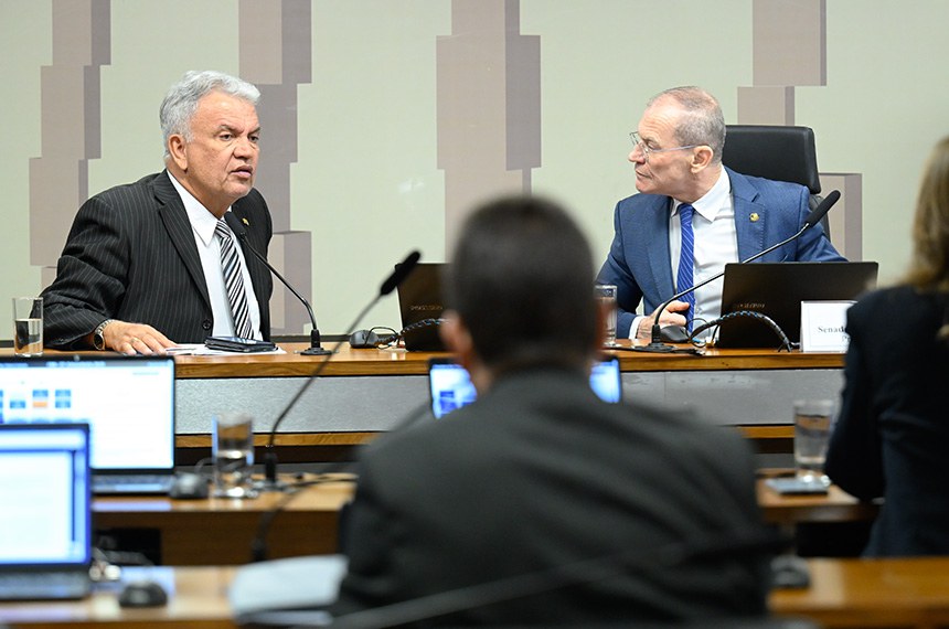 O autor do projeto, Sérgio Petecão, e o presidente da CMA, Fabiano Contarato, na reunião desta terça - Foto: Andressa Anholete/Agência Senado