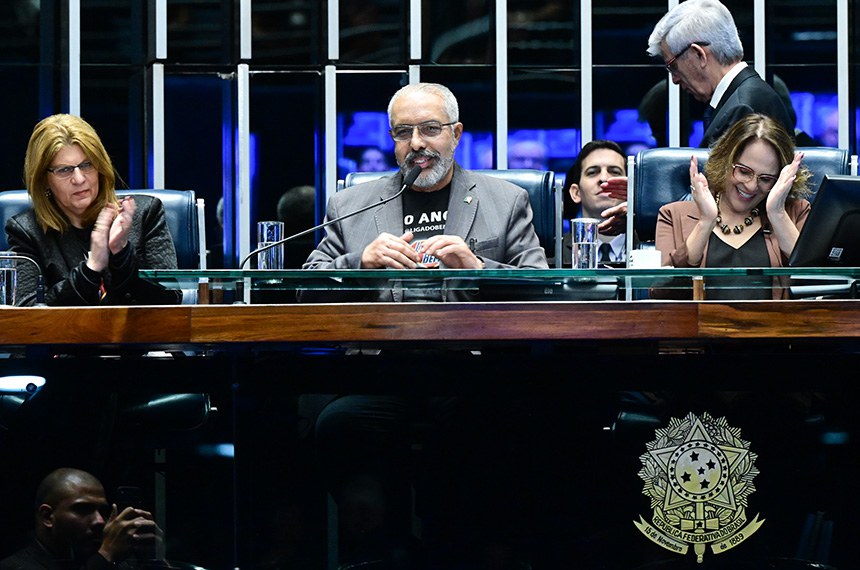 Da esquerda para a direita: a diretora-geral do Senado, Ilana Trombka, o senador Paulo Paim e a senadora Damares Alves - Foto: Geraldo Magela/Agência Senado