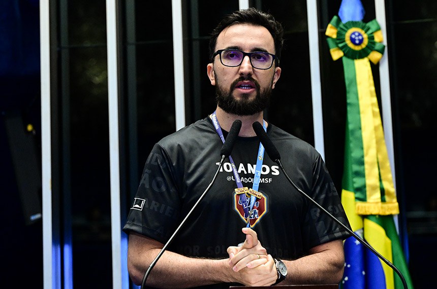 Em discurso, a tribuna, coordenador do Programa E-Cidadania, Alisson Bruno Dias de Queiroz.