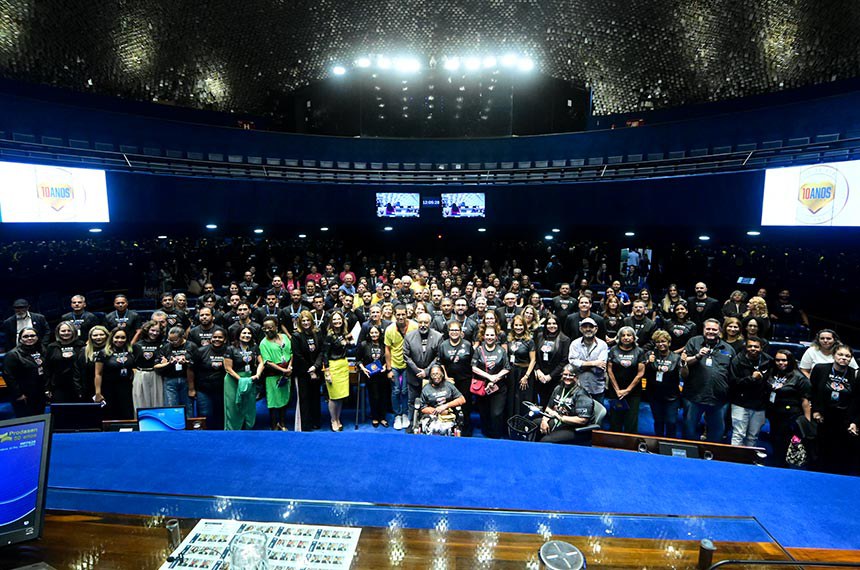 Participam:
coordenador do Programa E-Cidadania, Alisson Bruno Dias de Queiroz;
diretora-geral do Senado Federal, Ilana Trombka;
senador Paulo Paim (PT-RS);
presidente e requerente desta sessão, senadora Damares Alves (Republicanos-DF);
secretário desta sessão;
senadora Ivete da Silveira (MDB-SC);
coordenadora da Liga do Bem, Patrícia Seixas;
senadora Jussara Lima (PSD-PI).