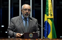 Paim homenageia sociólogo e defende políticas públicas humanitárias