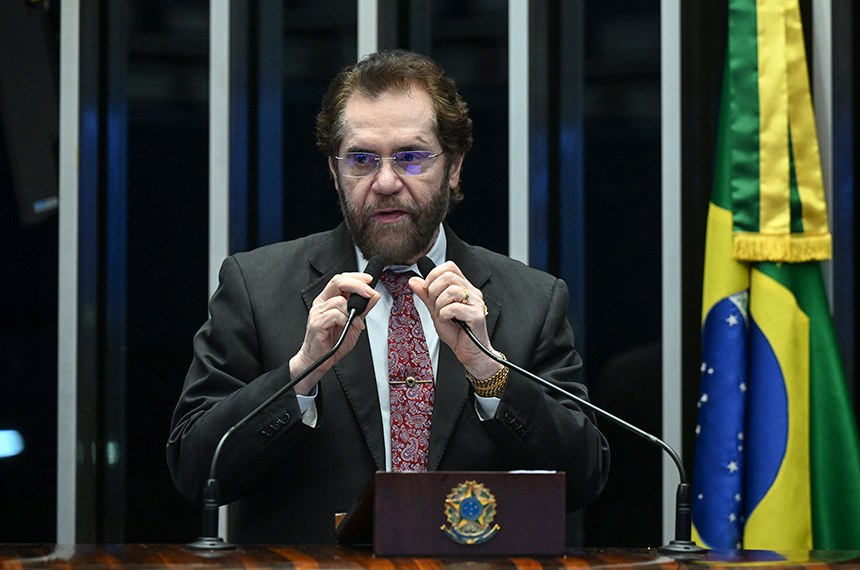 Em discurso, à tribuna, senador Plínio Valério (PSDB-AM).