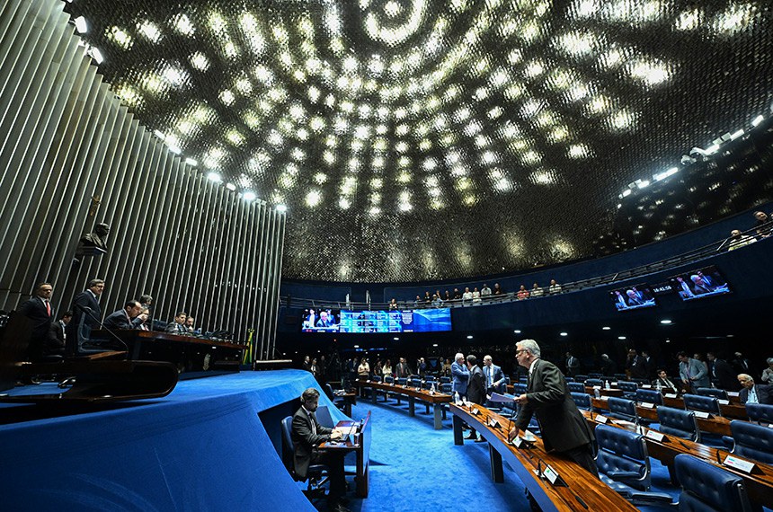 À bancada, em pronunciamento, senador Sérgio Petecão (PSD-AC). 