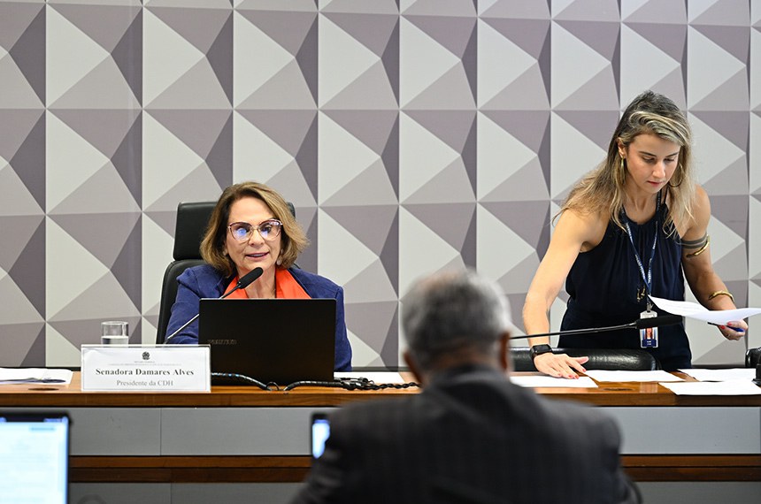 À mesa, presidente da CDH, senadora Damares Alves (Republicanos-DF), conduz reunião.