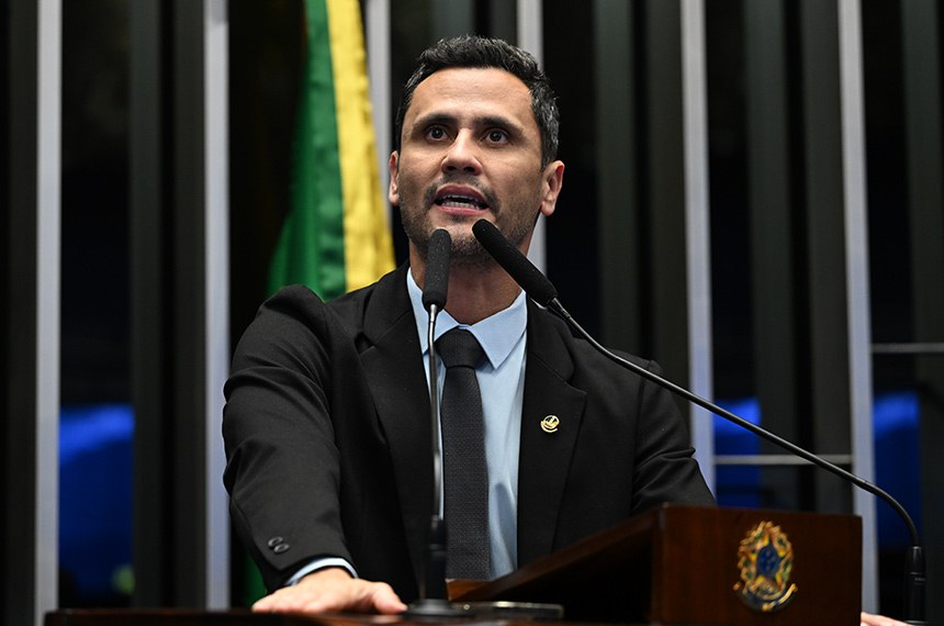 À tribuna, em discurso, senador Cleitinho (Republicanos-MG). 