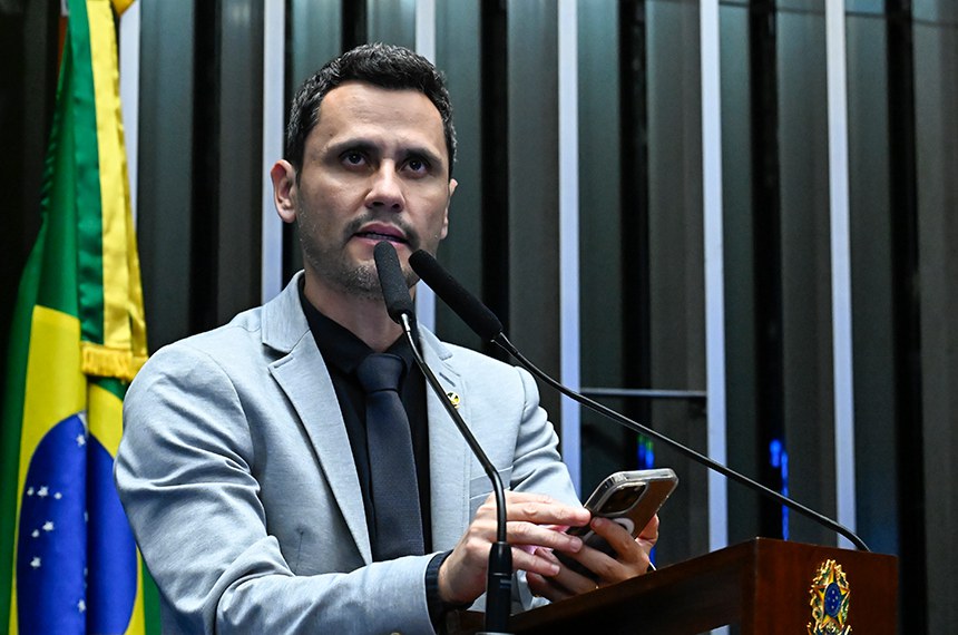 Senador Cleitinho (Republicanos-MG) em discurso à tribuna. 