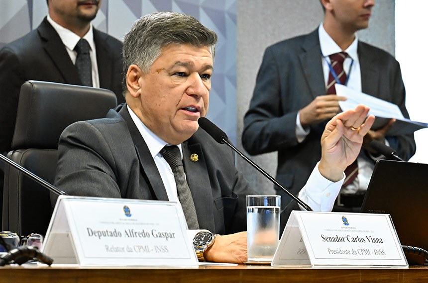 Mesa: 
presidente da CPMI - INSS, senador Carlos Viana (Podemos-MG) - em pronunciamento.