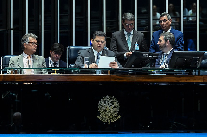 Mesa: 
4º secretário da Mesa do Senado Federal, senador Laércio Oliveira (PP-SE); 
presidente do Senado Federal, senador Davi Alcolumbre (União-AP); 
consultor de Assessoramento Legislativo da Presidência do Senado Federal, Luiz Fernando Bandeira de Mello Filho;  
secretário-geral da Mesa do Senado Federal, Danilo Augusto Barboza de Aguiar.