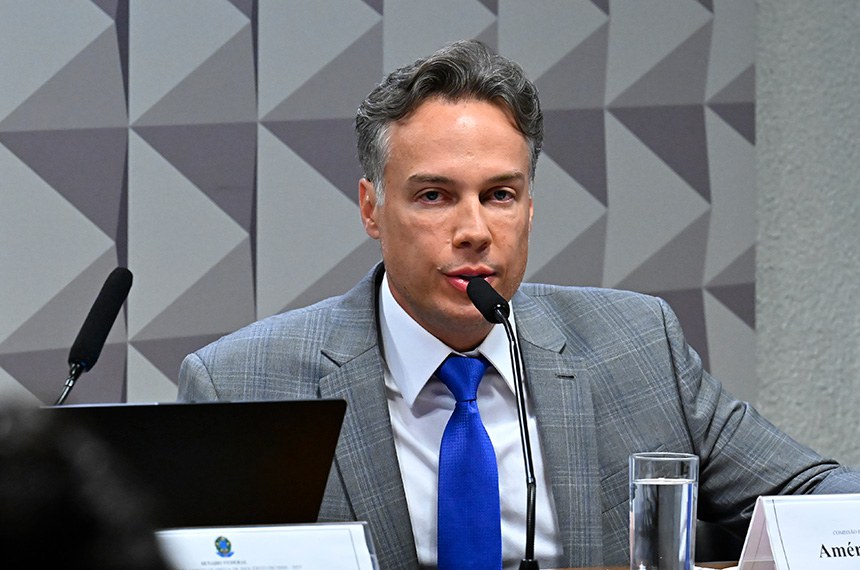 Em pronunciamento, à mesa, presidente da Amar Brasil Clube de Benefícios (ABCB), Américo Monte Júnior - depoente.