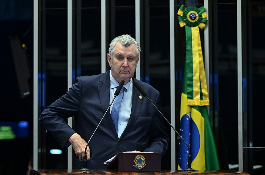 Senador Luis Carlos Heinze (PP-RS) em discurso à tribuna.