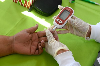 Os  estandes do SIS são destinados para recepção dos participantes, medição de glicemia capilar, aferição de PA (pressão arterial) com pessoal de enfermagem, biometria (medida de peso, altura, índice de massa corporal, cintura e quadril), com médicos para orientações gerais e/ou quando o participante apresentar alteração nos exames de triagem.