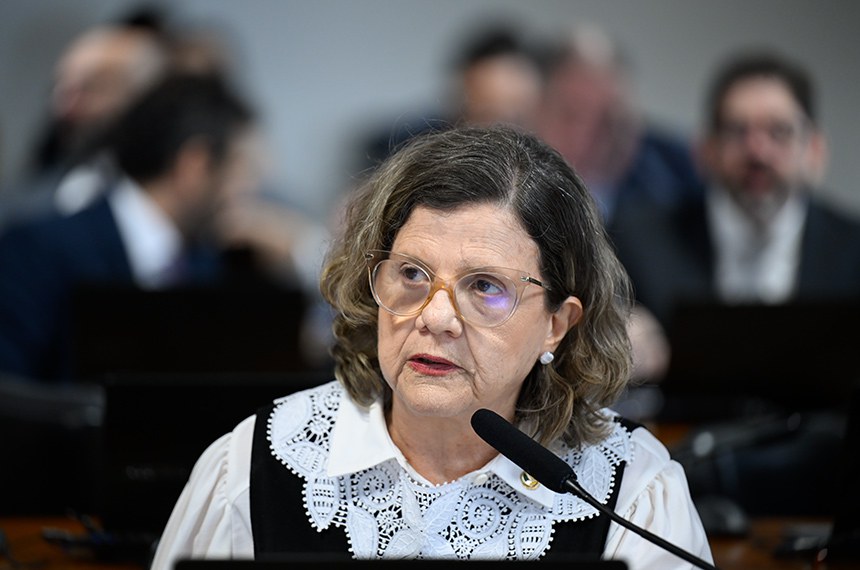 Senadora Teresa Leitão (PT-PE) em pronunciamento à bancada.