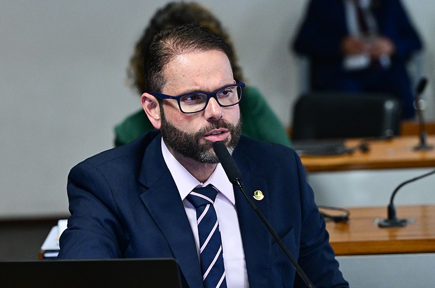 Em pronunciamento, à bancada, relator do relatório de avaliação de Política Pública, senador Jorge Seif (PL-SC).