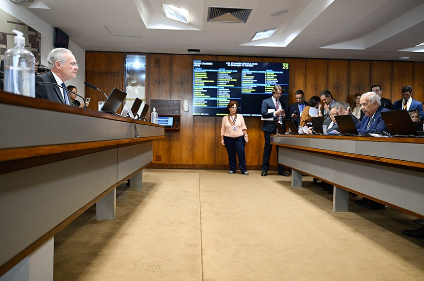 Senador Oriovisto Guimarães (PSDB-PR) em pronunciamento à bancada.