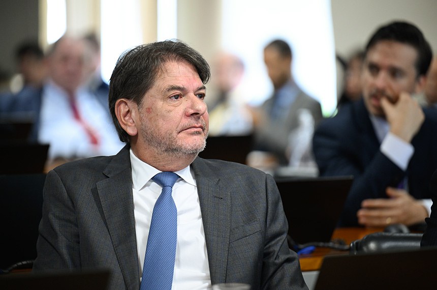 Senador Cid Gomes (PSB-CE) à bancada.
