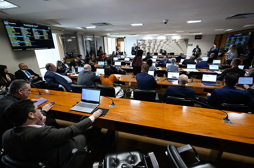 À mesa, presidente da CAE, senador Renan Calheiros (MDB-AL).