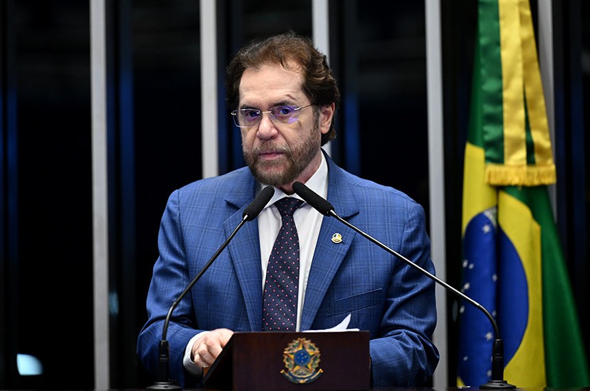 Senador Plínio Valério (PSDB-AM) em discurso à tribuna.