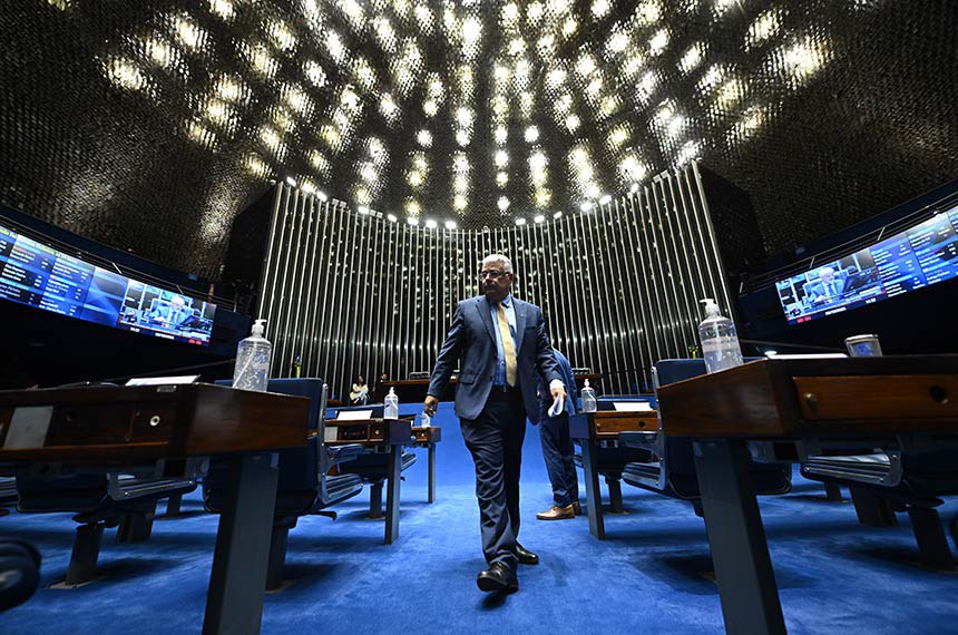 Em destaque, senador Eduardo Girão (Novo-CE).