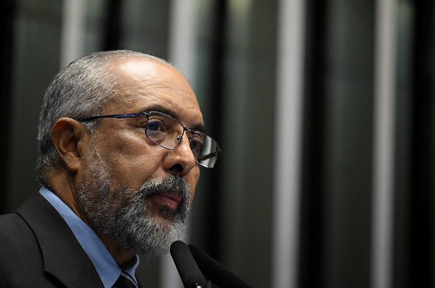 Em discurso, à tribuna, senador Paulo Paim (PT-RS).