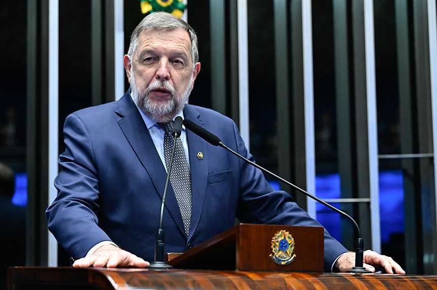 Em discurso, à tribuna, senador Flávio Arns (PSB-PR).