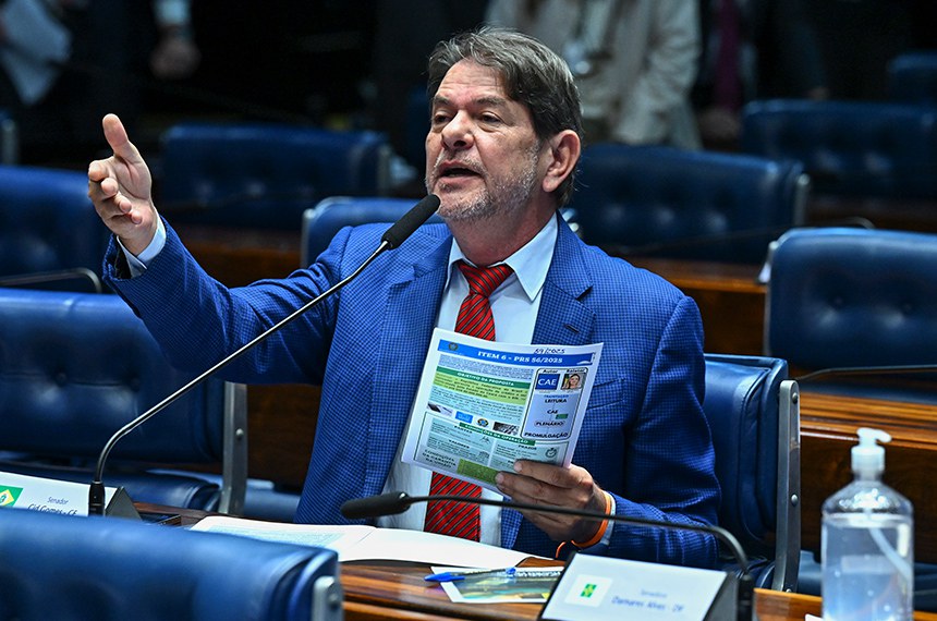 À bancada, em pronunciamento, senador Cid Gomes (PSB-CE).
