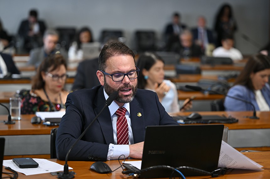Em pronunciamento, à bancada, senador Jorge Seif (PL-SC).