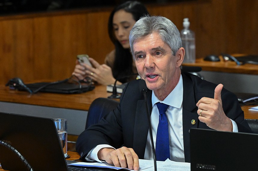 Em pronunciamento, à bancada, senador Jaime Bagattoli (PL-RO).