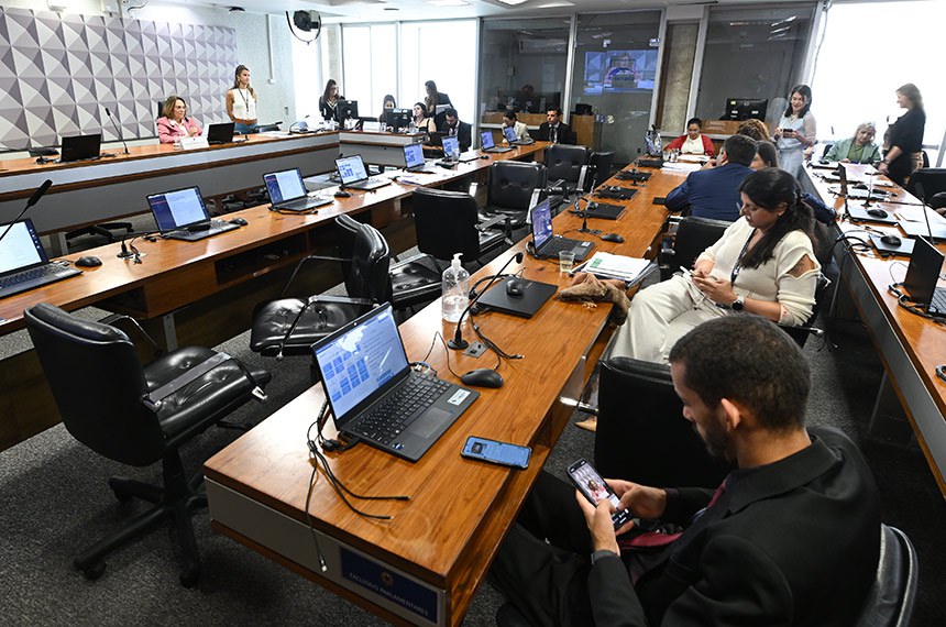 À mesa, presidente da CDH, senadora Damares Alves (Republicanos-DF).