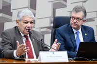 Diretor da IFI defende controle da dívida, mais investimento e orçamento flexível