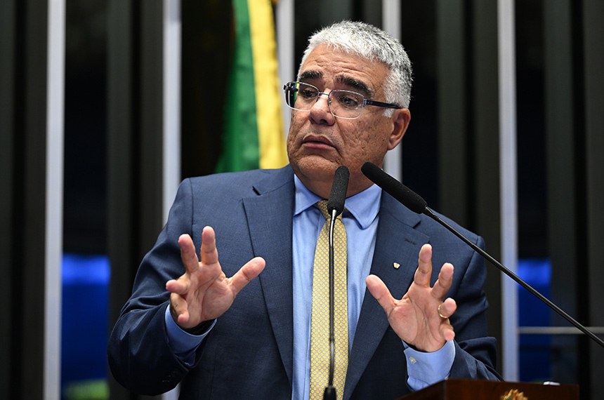 À tribuna, em discurso, senador Eduardo Girão (Novo-CE). 