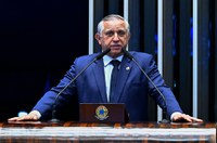 Izalci critica PEC que acaba com escala 6X1 e questiona programas sociais