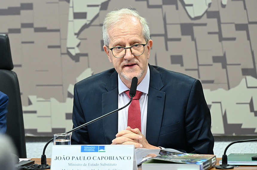 Ministro de Estado Substituto do Meio Ambiente e Mudança do Clima, João Paulo Ribeiro Capobianco em pronunciamento à mesa.