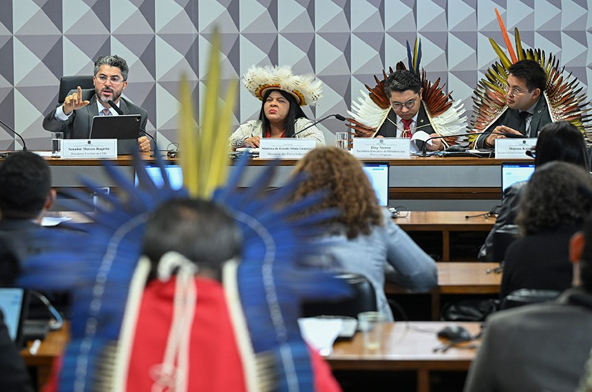 Mesa: 
presidente eventual da CDH, senador Marcos Rogério (PL-RO), conduz audiência; 
ministra de Estado dos Povos Indígenas, Sônia Guajajara, em pronunciamento;
secretário-executivo do Ministério dos Povos Indígenas, Eloy Terena; 
secretário Nacional de Direitos Territoriais do Ministério dos Povos Indígenas (MPI), Marcos Kaingang. 