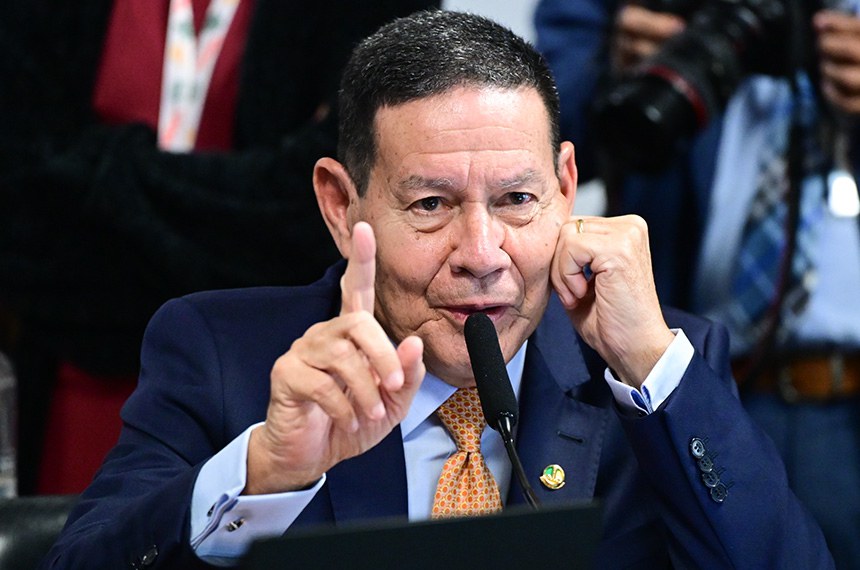 Em pronunciamento, à bancada, senador Hamilton Mourão (Republicanos-RS).