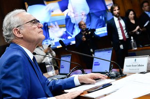 Mesa: 
presidente da CAE, senador Renan Calheiros (MDB-AL).