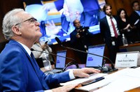 Mesa: 
presidente da CAE, senador Renan Calheiros (MDB-AL).